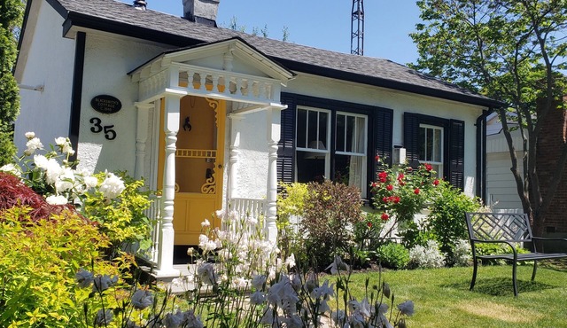 Luxury 1835 Cottage. Right in historic centre near Shaw Theatre. Private parking