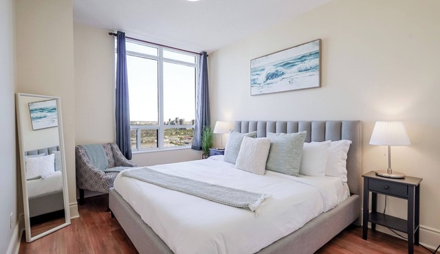 Luxury 2Bedroom 2Bathroom Penthouse by Square One YYZToronto Airport 1 free pkng