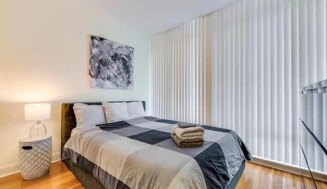 Luxury 2BR Condo in Yorkville with Parking!