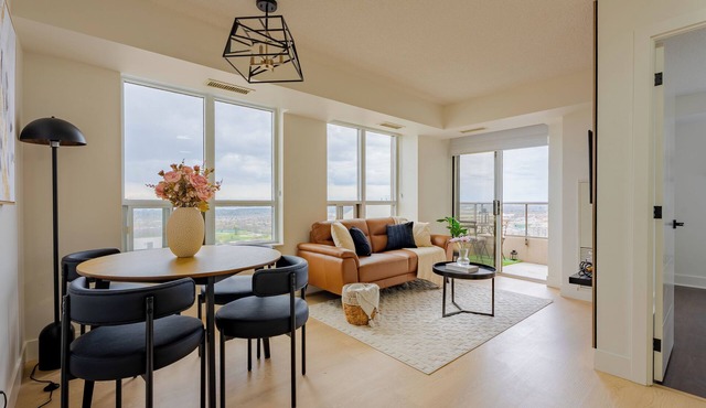 Luxury 2BR Condo Skyline Views Balcony Near Square One