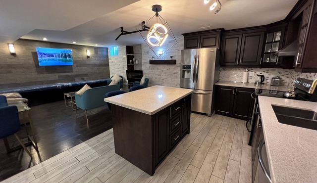 Luxury 2BR Suite 1.5 Bath Near HWY 401/Airport!