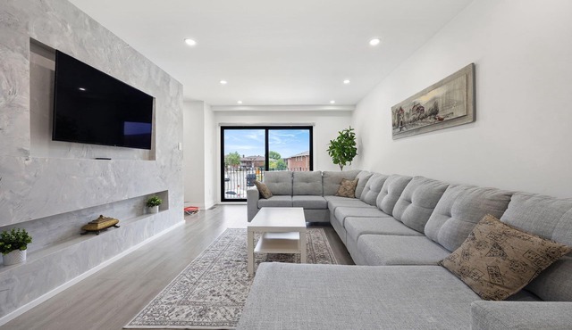 Luxury 3 BDRM Home In Toronto Ontario