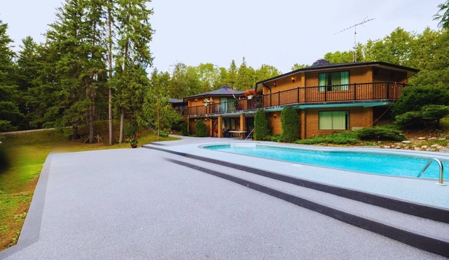 Luxury 5 Bedroom Nature Villa in Beautiful Pickering with Swimming Pool