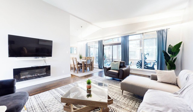 Luxury Bungalow with 7 Bedrooms/3 Baths [Located near Bathurst St and Sheppard]