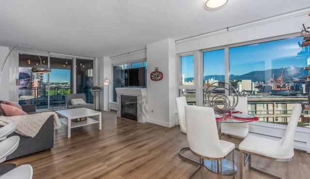 Luxury Designer 3BR Apartment In The Heart Of Downtown!