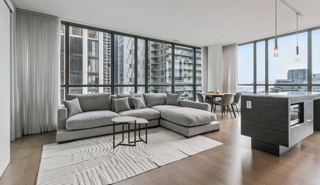 Luxury Downtown Apartment 2bed2bath | Parking| Pool | Gym