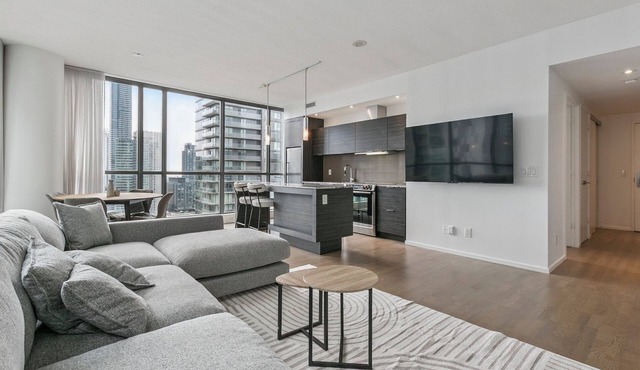 Luxury Downtown Apartment 2bed2bath | Parking| Pool | Gym