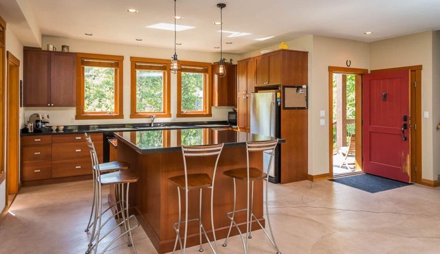 Luxury Family Home with 2 Primary Suites (license no.00009207)