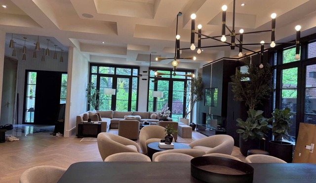 Luxury home in heart of Toronto. Brand new and amazing amenities. Resort like