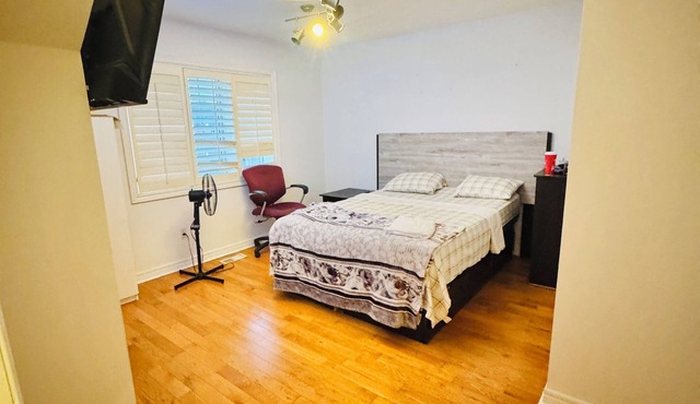 Luxury house 7 bdrms - near airport, sq 1, Private Backyard