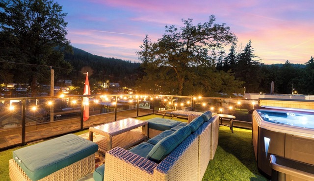 Luxury House Right In Front of Cultus Lake w/Hot Tub & Paddleboards
