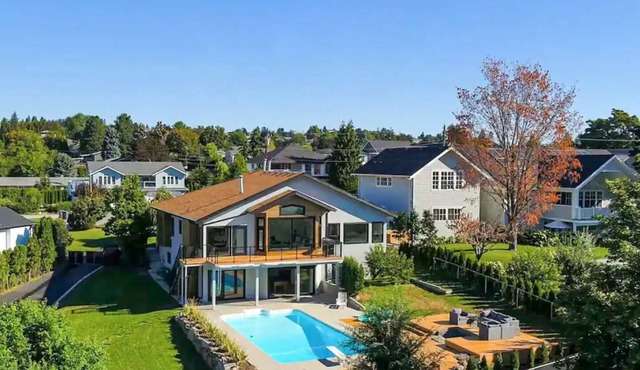 Luxury Kelowna House w/Pool and Sauna