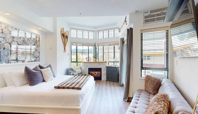 Luxury King Suite Village North Mountain Views -The Nest- Pet Friendly!