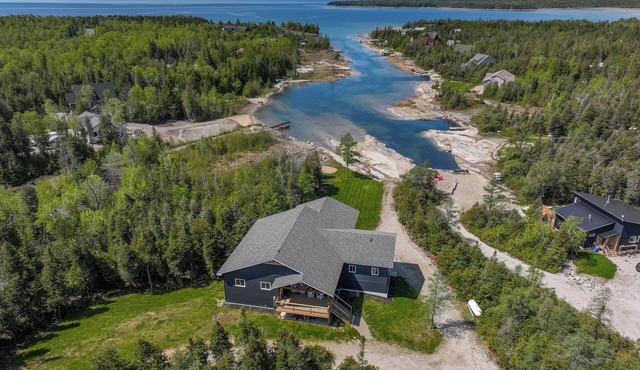 Luxury Lakefront Escape with Games Room