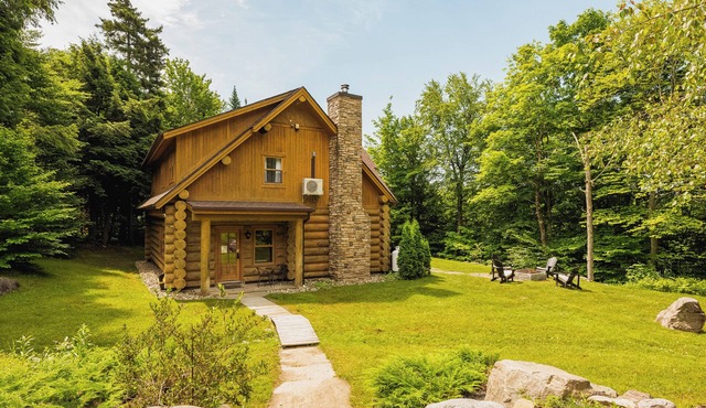 Luxury lakefront Log Home Near St Sauveur with private hot tub