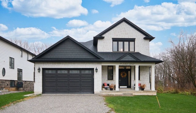Luxury Living in custom built home 12 minutes from Hamilton Airport