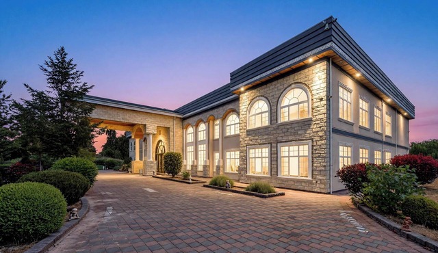 Luxury Mansion Suite: Indoor Pool, AC & Designer Comfort near YVR