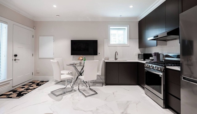 Luxury Modern Suite 2Bed 2 Bath Private Gym Chic Design