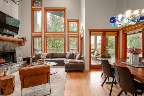 Luxury Mountain Retreat with PRIVATE Hot Tub by Harmony Whistler
