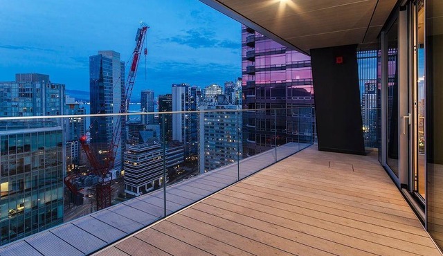 Luxury New Condo in downtown close to all amenities