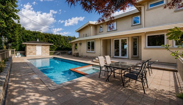 Luxury Pool Villa w/City Views | West Vancouver