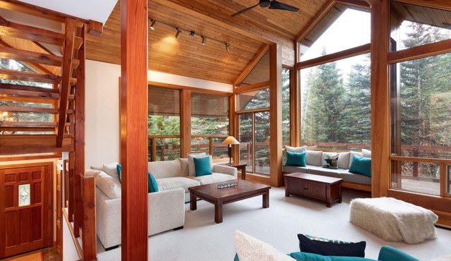 Luxury Private 5 Bedroom Blueberry Chalet!