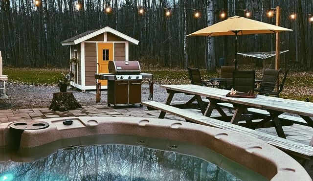 Luxury Private Cottage on Five Acres w/Hot Tub & Direct Access to Public Beach!