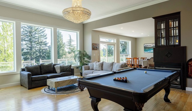 Luxury Rainbow House, Private with Pool Table, and Oceanview