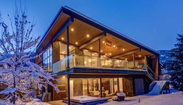 Luxury retreat for multifamily getaways & corporate events, 5 mins from village!