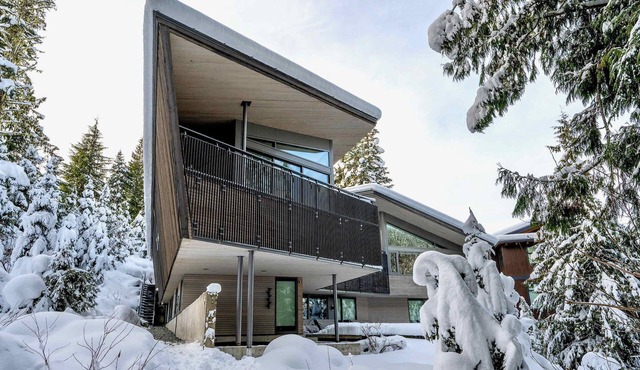 Luxury ski-In chalet with hot tub