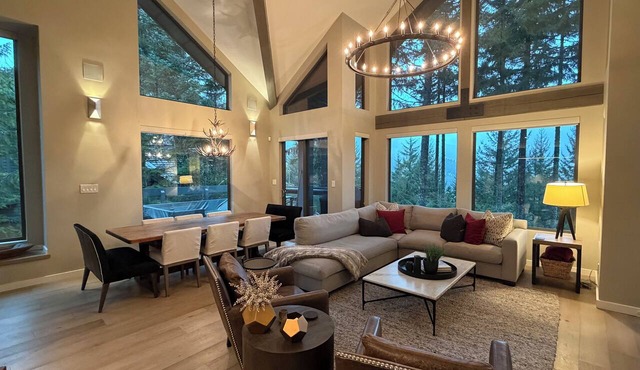 Luxury | Ski-in/out | Private Hot Tub | BBQ