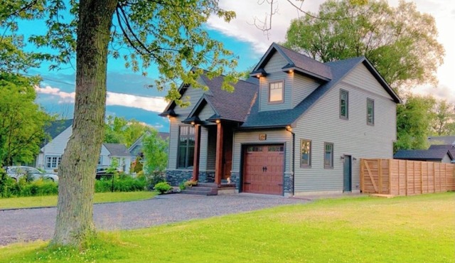 Luxury stay at a Beach House Sleeps 8 Walk to Bay Beach