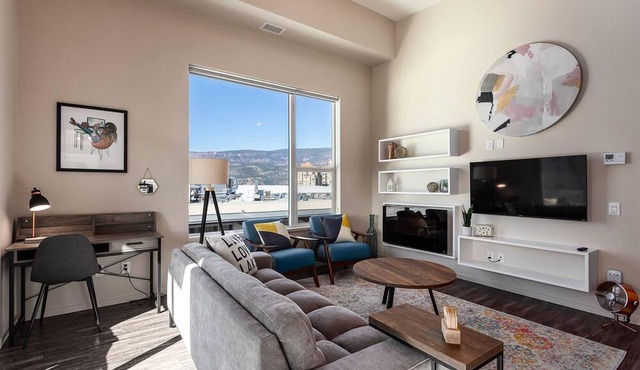 Luxury Top Floor 2 bdrm Condo in Downtown Kelowna