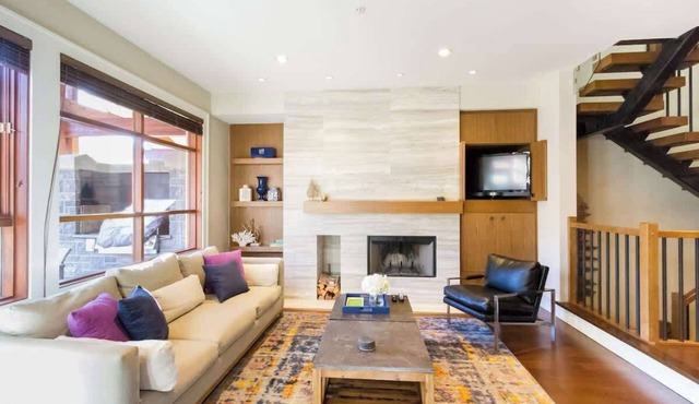 Luxury Town home, Private Hot Tub, Views & Private