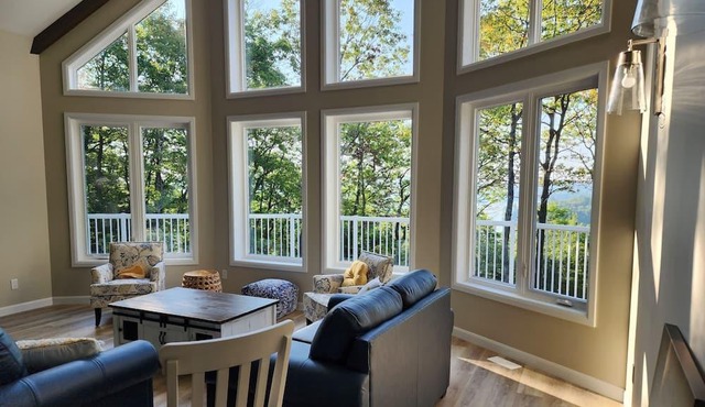 Luxury Waterfront Cottage on beautiful Little Doe Lake