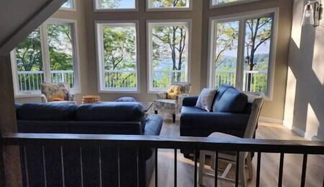 Luxury Waterfront Cottage on Little Doe Lake