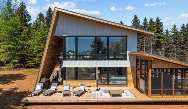 Luxury Waterfront Property - Meadow's Edge with Beach Access, Hot Tub