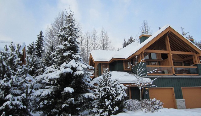Luxury Whistler Accomodations - 4 Bedroom Montebello Townhome - Hot Tub - WiFi