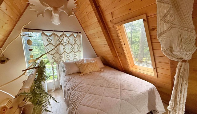 Magic Mushroom A-Frame Cabin with wood-burning hottub
