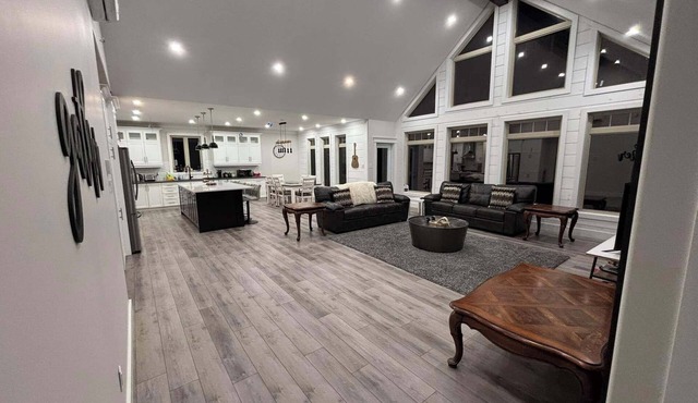 Main Chalet#1 Waterfront Sleeps 16 open concept Kitchen-Living area, 2.5 baths