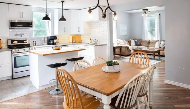 Main Street Family Retreat, Walking Distance to Beach & Downtown. Pet Friendly!