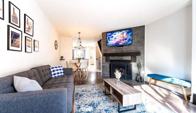 Mapleview Burlington Gem-King bed-Stylish Townhome