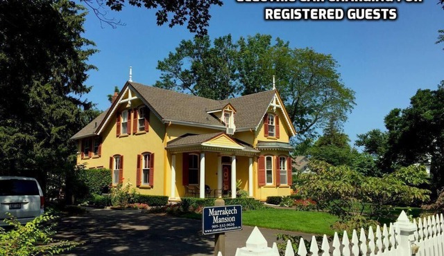 Marrakech Mansion: Pet friendly, 4 bedrooms, 3 bath. One block to Queen Street