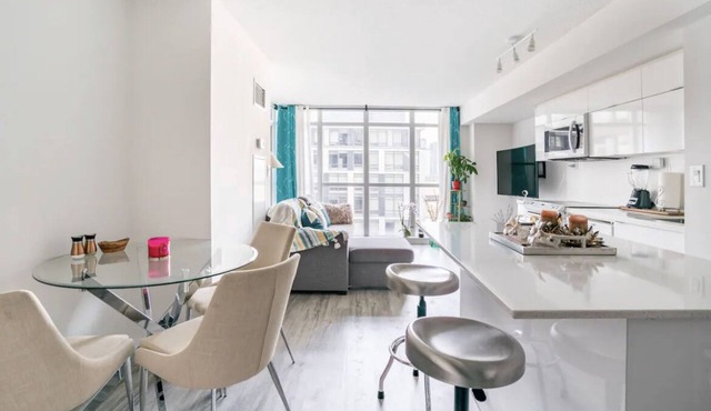 Master bedroom in Downtown Toronto, CN tower, Financial District