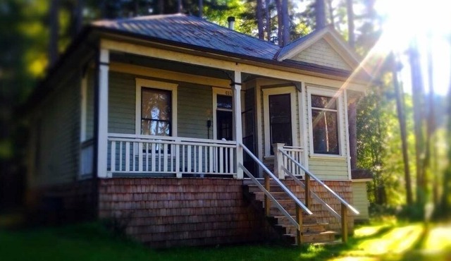 Mayne Island - "Millie" 1907 Recycled Character Home, Beach & Boater's Delight.