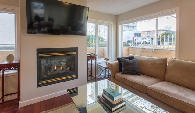 Menzies Manor #2 Deluxe Suite-Historic, Charming James Bay, Steps to the Ocean,