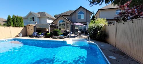 Metropolitan Dream Stay with Saltwater Pool and Hot Tub