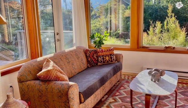 Mid-Mod Cozy Cabin In Snug Cove