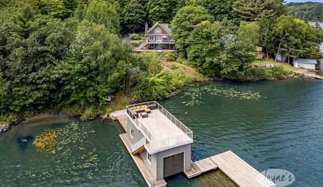 Million Dollar Views! 4bdrm 3bath Cottage on 3 Mile Lake-Hot Tub! Rooftop Deck!