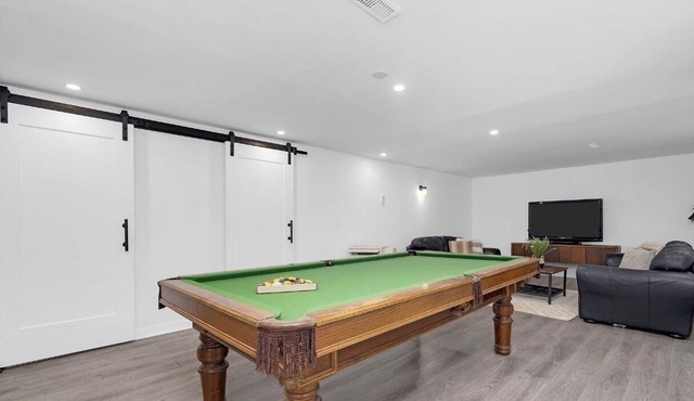 Minutes from Osprey golf! Full modern home in Alton with pool table and sauna.